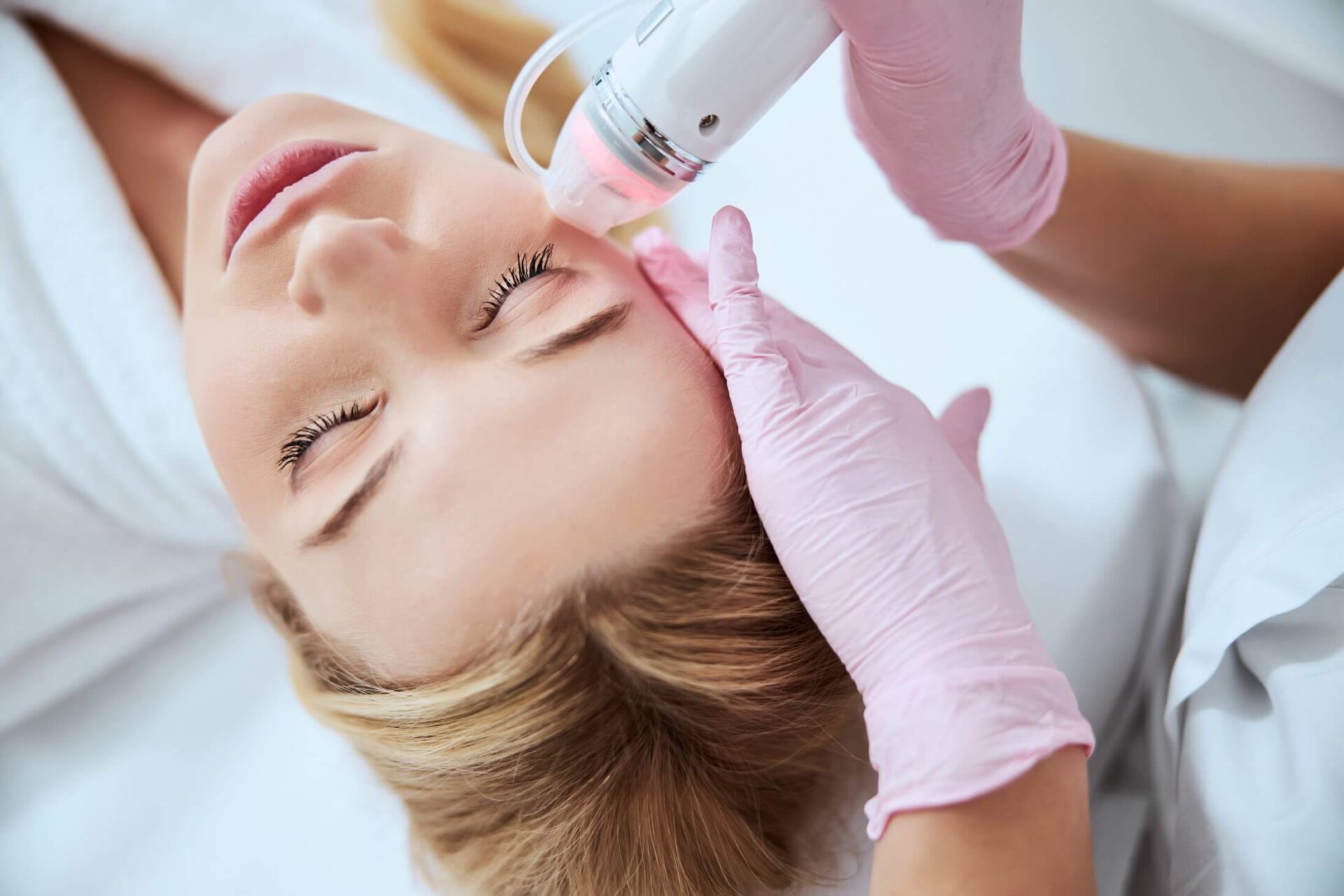 Pacjentka podczas zabiegu na twarz – biostymulatory tkankowe Ez-Dent Oleśnica