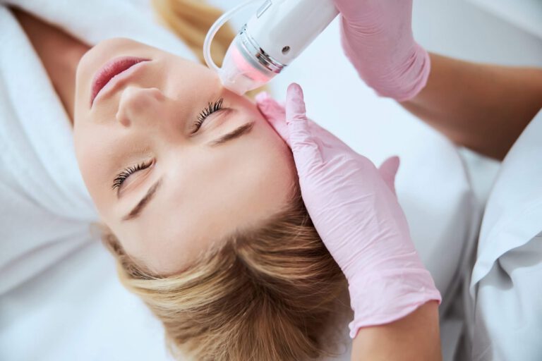 Pacjentka podczas zabiegu na twarz – biostymulatory tkankowe Ez-Dent Oleśnica