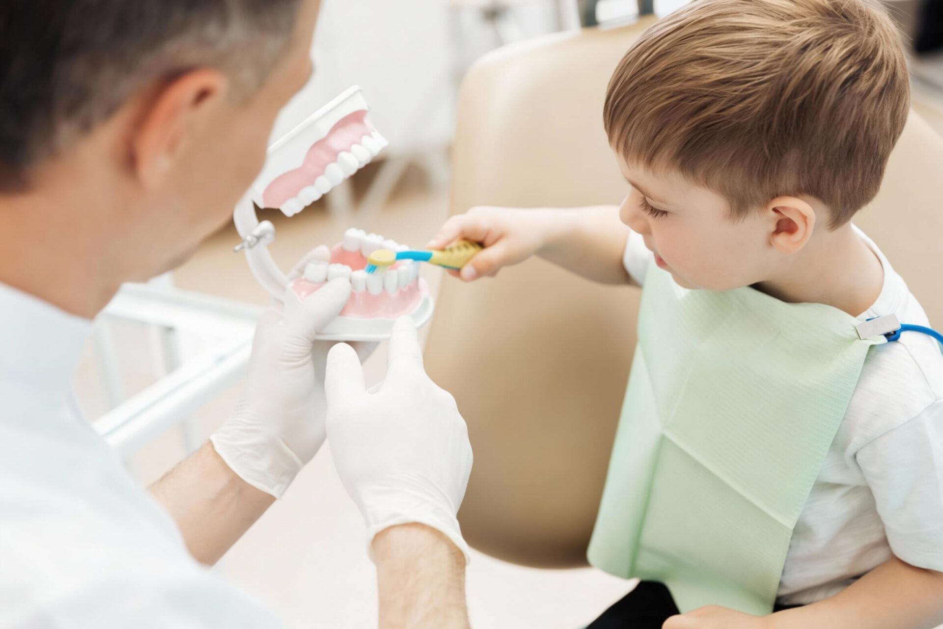 Pacjentka o jasnym, białym uśmiechu – bezpieczne wybielanie zębów Ez-Dent Oleśnica