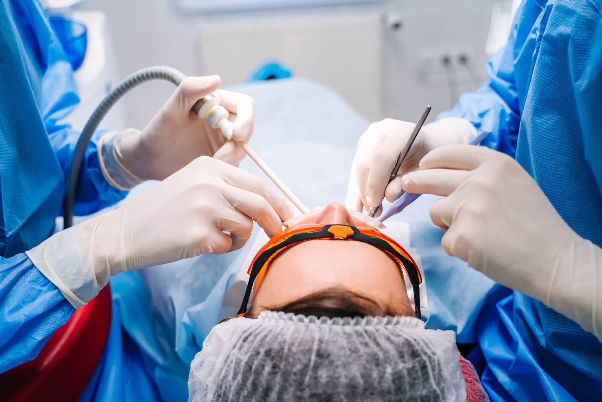 Zabieg operacyjny w sterylnych warunkach – chirurgia stomatologiczna Ez-Dent Oleśnica