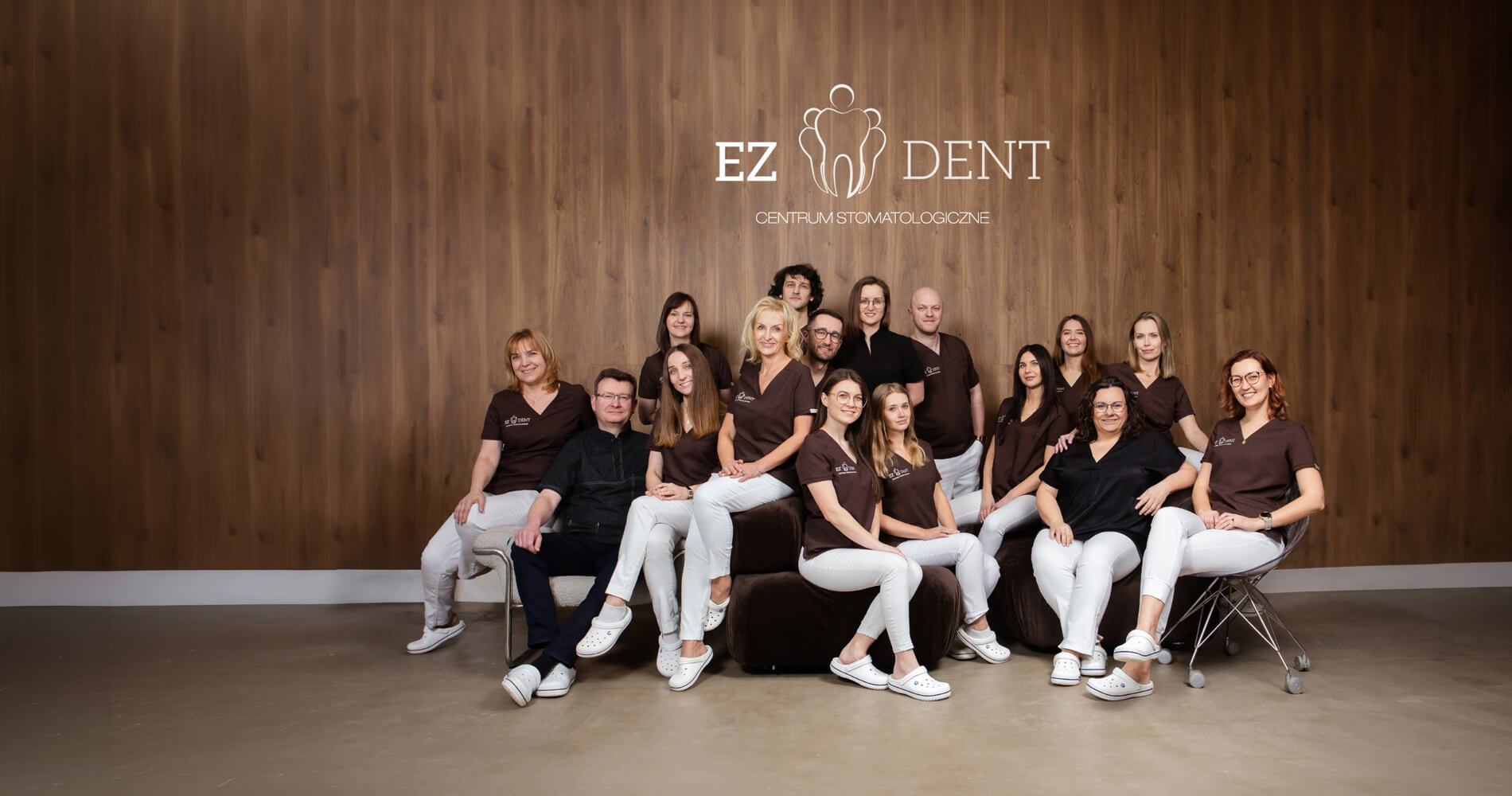 Zdjęcie grupowe zespołu specjalistów w EZ-Dent