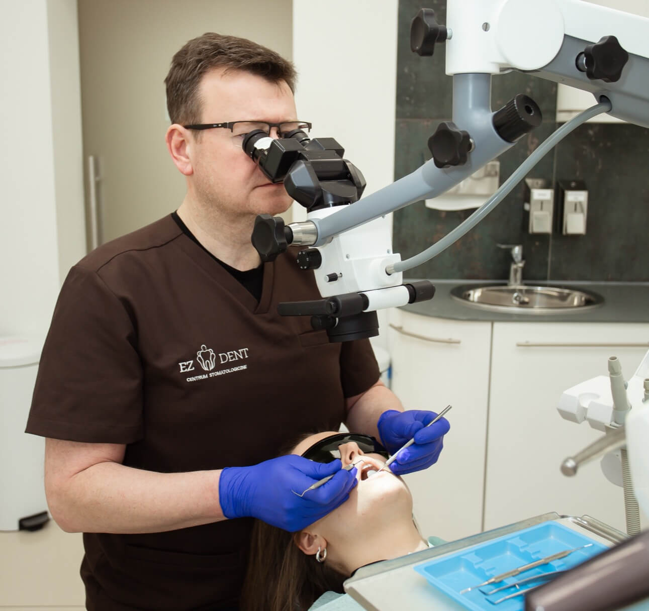 Lekarz stomatolog wykonuje leczenie kanałowe pod mikroskopem &ndash; Ez-Dent Oleśnica