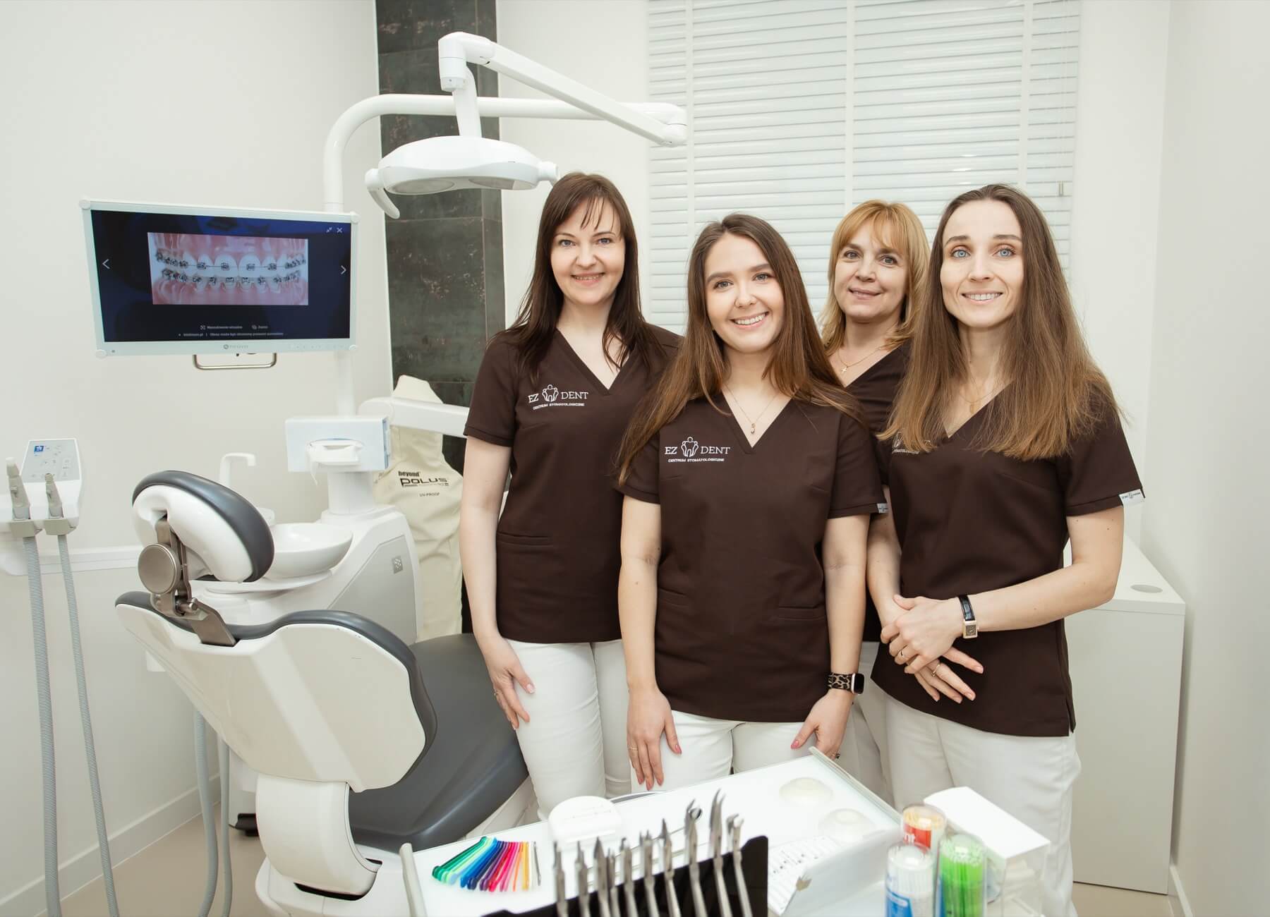 Młoda pacjentka z aparatem ortodontycznym na zębach &ndash; ortodoncja Ez-Dent Oleśnica.